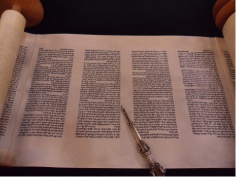 Una pagina del rotolo della Torah