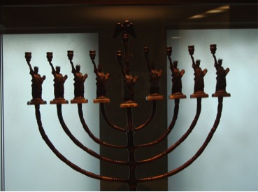 Una Chanucchià (candelabro con 8+1 bracci che si usa per celebrare la festa di Chanuccà) conservata al Jewish Heritage Museum di New York