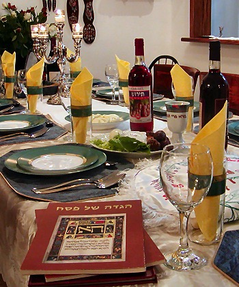 La tavola di Pesach con le haggadoth pronte per la lettura